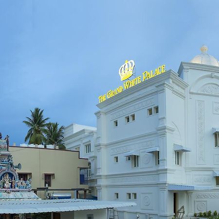 Отель The Grand White Palace Мейиладутерай Экстерьер фото